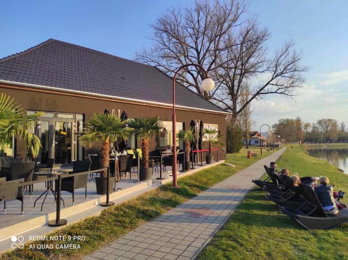 Waterfront Lodge Dunapataj Exterior photo